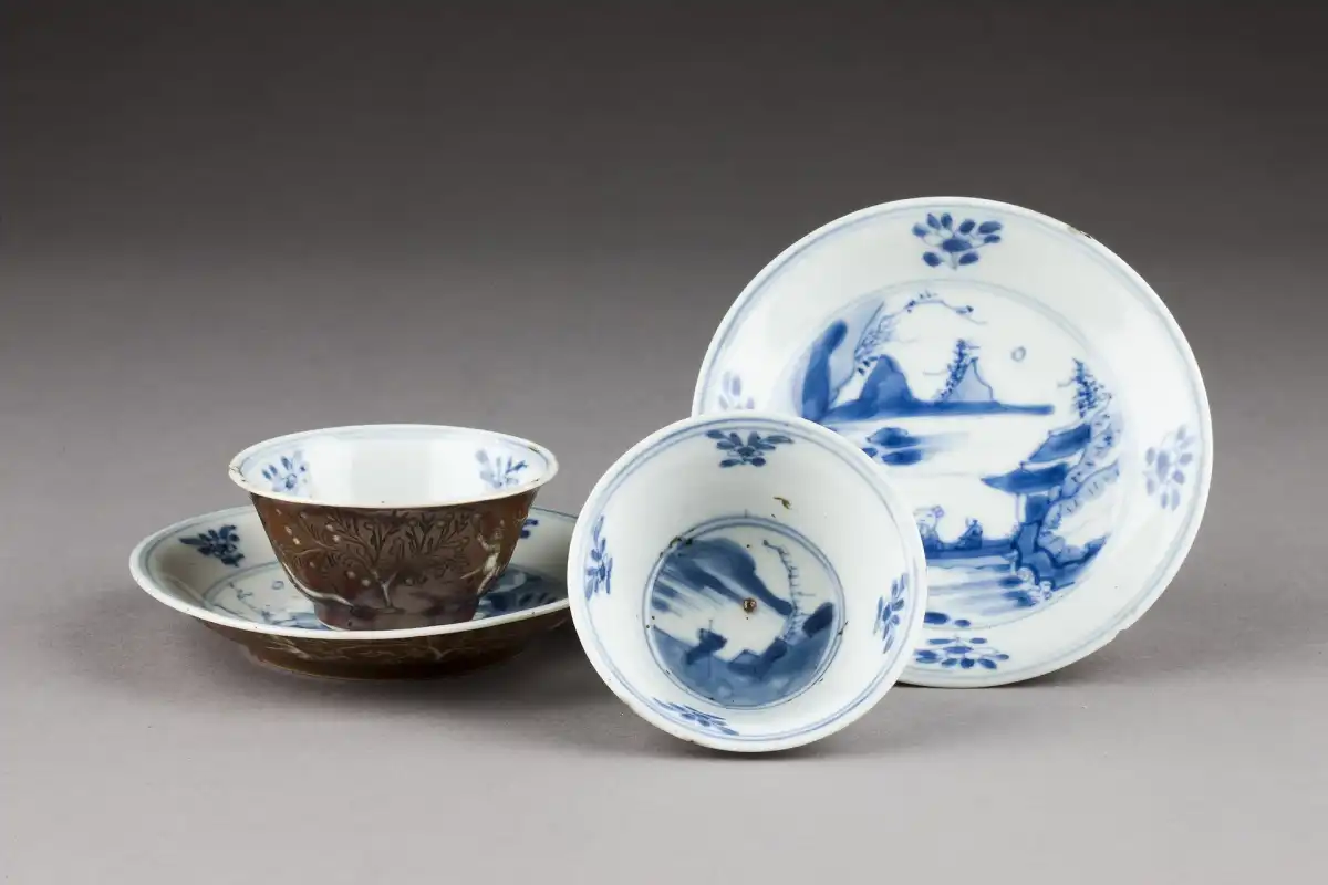 Porcelana china, 1660-1700: taza y platillo (dinastía Kangxi).