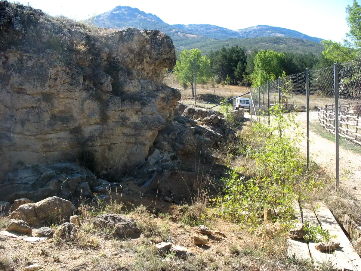 Vista del yacimiento de la Cueva del Camino, en Pinilla del Valle (Madrid)