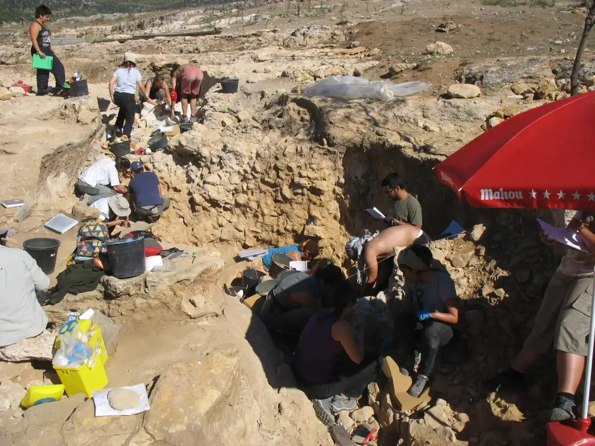 Trabajos de campo en la Cueva Des-Cubierta, otro de los enclaves neandertales del Calvero de la Higuera.