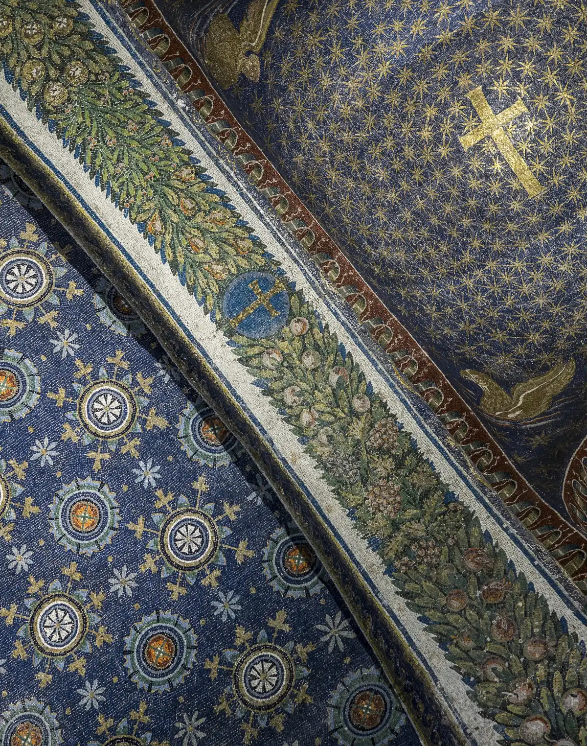 Interior del mausoleo de Gala Placidia en Rávena, decorado con mosaicos del siglo V