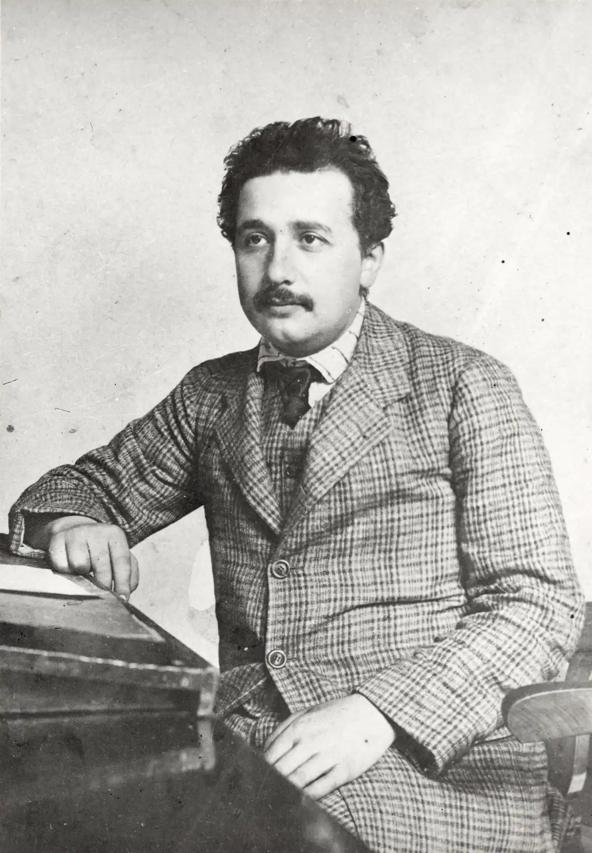 ETH-BIB-Einstein, Albert (1879-1955) en la Oficina de Patentes de Berna-Retrato-Portr 05937