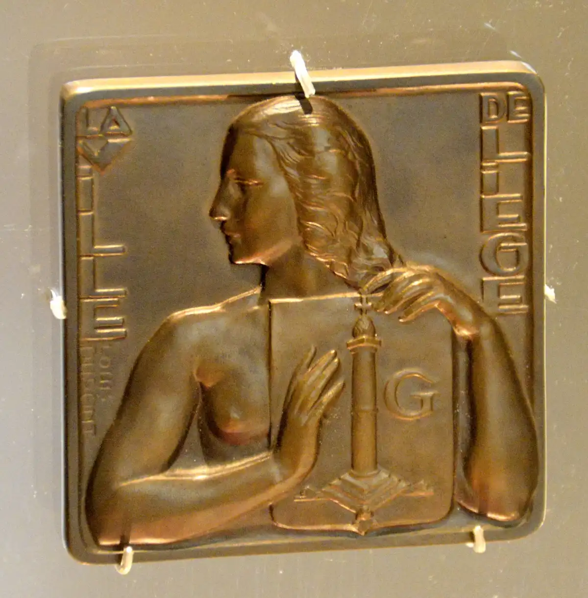 Medalla de bronce de la Cámara de Comercio de Lieja (Bélgica), parte de las condecoraciones otorgadas a Alexander Fleming, descubridor de la penicilina; expuesta en el Museo Nacional de Escocia, Edimburgo.