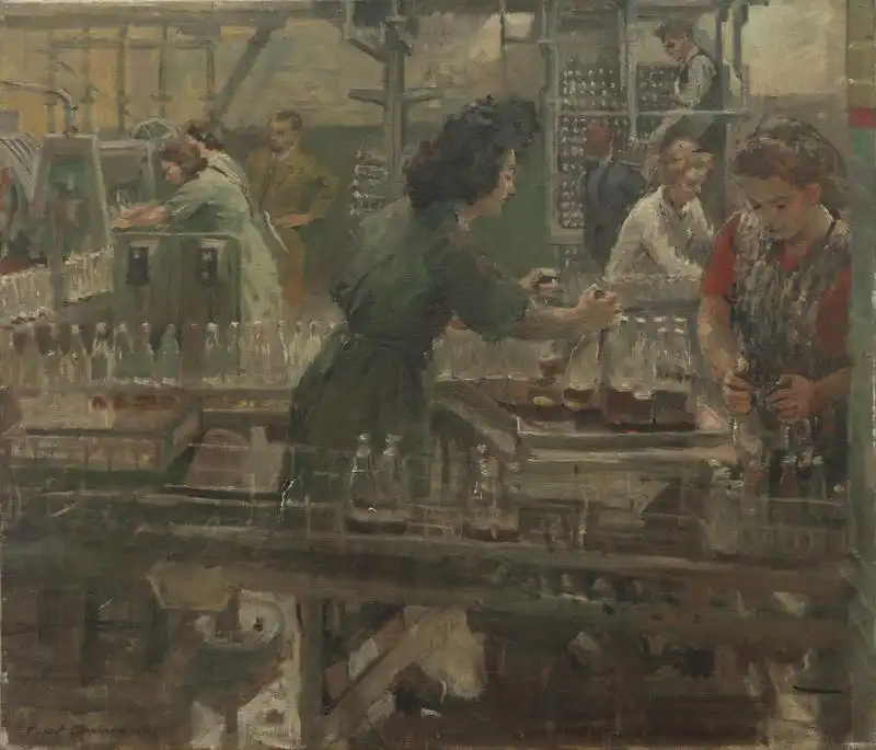 Interior de una fábrica con mujeres llenando botellas en una cinta transportadora y dos hombres al fondo.