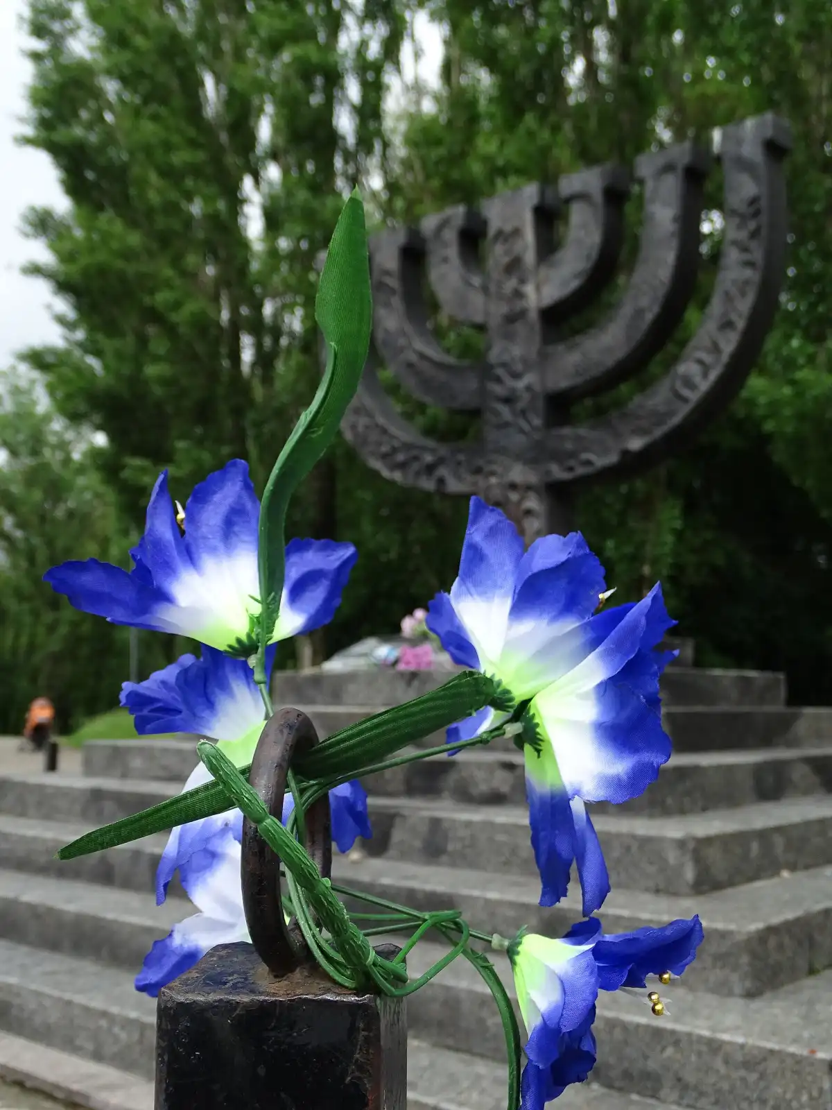 Menorá conmemorativa en Babi Yar, Kiev, Ucrania.