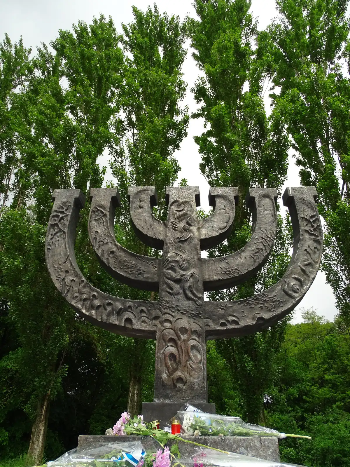 Menorá conmemorativa en Babi Yar, Kiev, Ucrania.