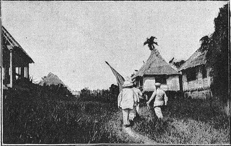 El teniente coronel Cristóbal Aguilar parlamentando en Baler el 29 de mayo de 1899, en una fotografía de M. Arias Rodríguez.