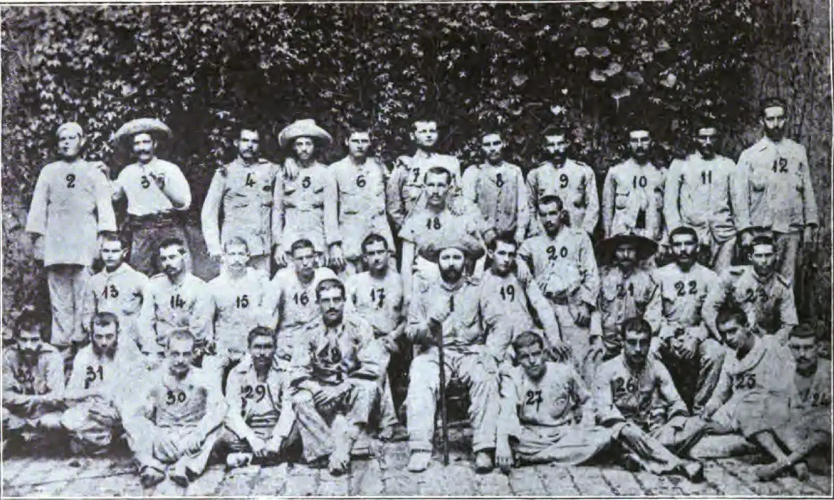 Los supervivientes de la guarnición de Baler en una imagen incluida en las memorias de Saturnino Martín Cerezo.