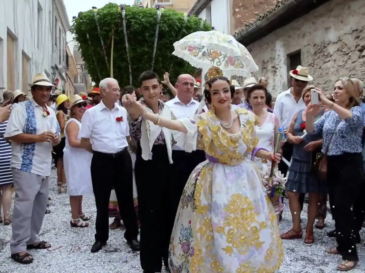 Las fiestas mayores se celebran del 12 al 22 de agosto en honor a la Virgen de la Asunción; el día 15 destaca la ofrenda de albahacas, que pueden superar los dos metros de altura.