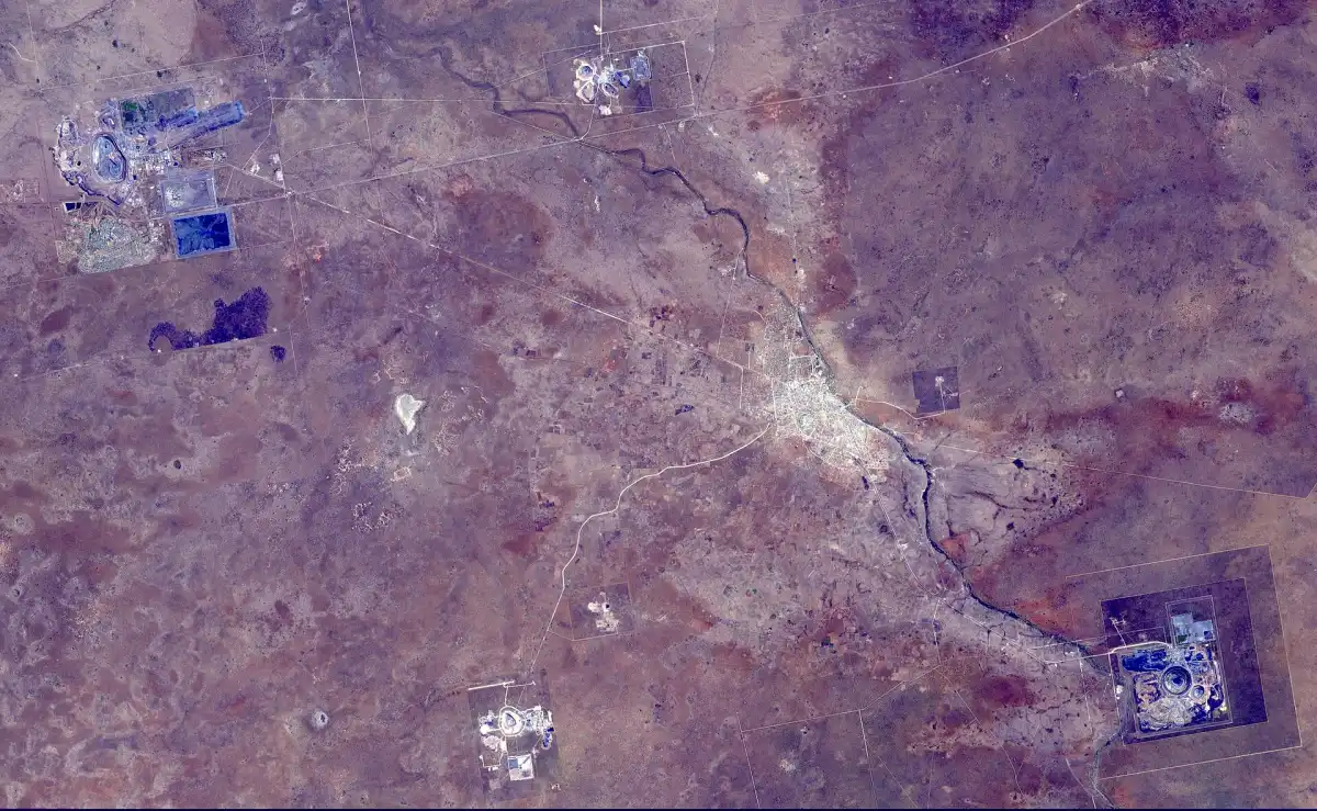La mina de diamantes de Orapa, en Botsuana, es la mayor del mundo por superficie; operada desde 1971, produce unos 11 millones de quilates anuales.