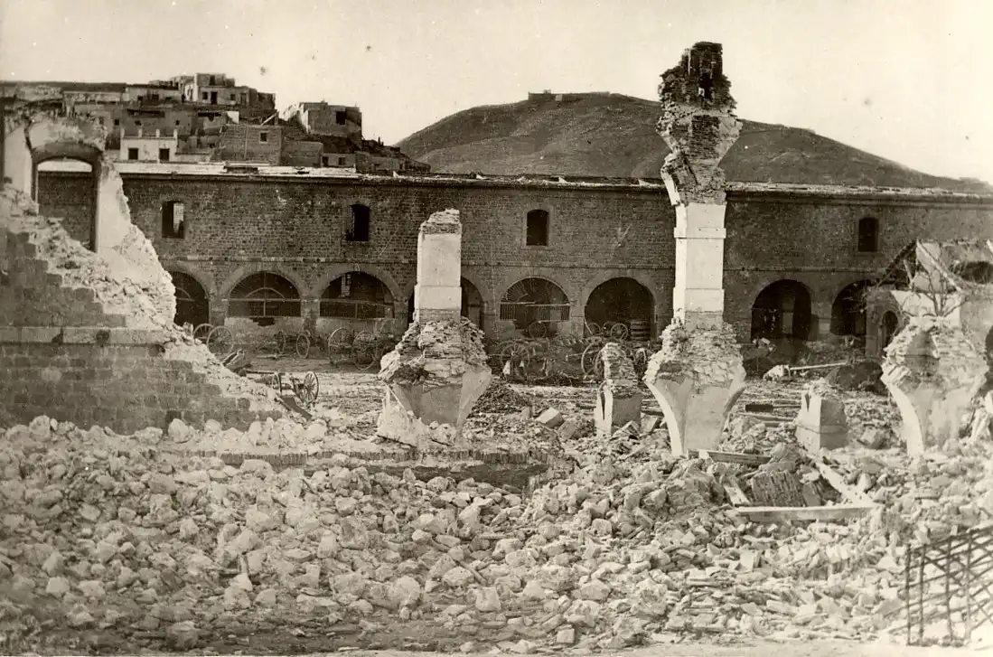 Ruinas del Parque de Artillería de Cartagena tras la explosión del 6 de enero de 1874.