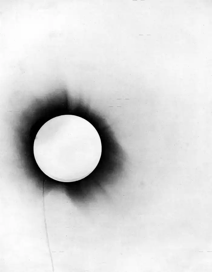 Placa fotográfica de vidrio tomada en Sobral durante el eclipse total del 29 de mayo de 1919, utilizada para medir la posición aparente de las estrellas.