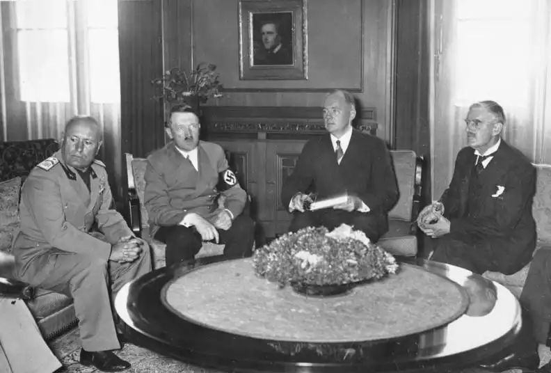 Múnich, 1938: Mussolini, Hitler y Chamberlain durante el Acuerdo de Múnich.