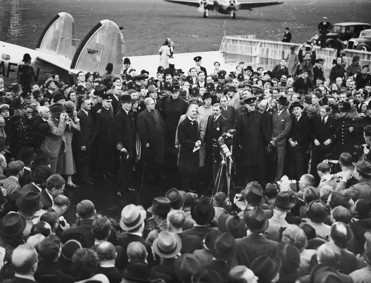 El primer ministro británico Neville Chamberlain muestra la Declaración anglo-alemana del Acuerdo de Múnich a su regreso de Múnich el 30 de septiembre de 1938.