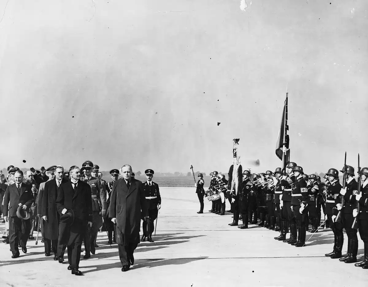 El primer ministro británico Neville Chamberlain llega al aeropuerto de Colonia-Bonn el 22 de septiembre de 1938, recibido por Ribbentrop y Henderson.