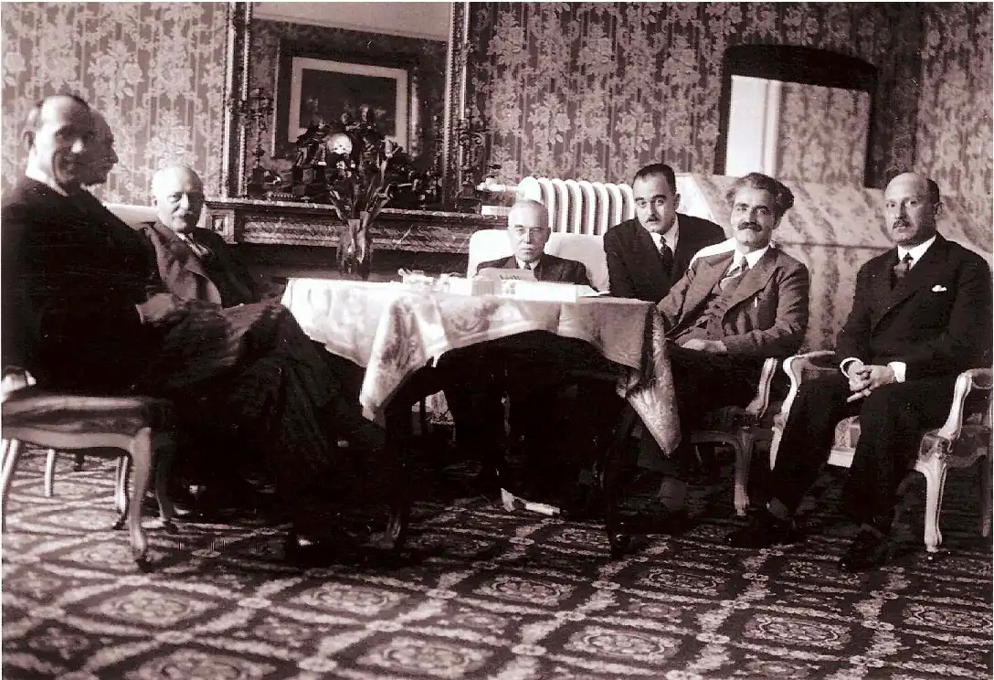 Miembros de la delegación búlgara en la 14.ª sesión del Comité Financiero de la Sociedad de Naciones, entre ellos Nikolá Stoyánov, Nikolá Mushánov, Stefan Stefanov y Nikolá Momchílov (extremo derecho), Ginebra, 2 de mayo de 1933.