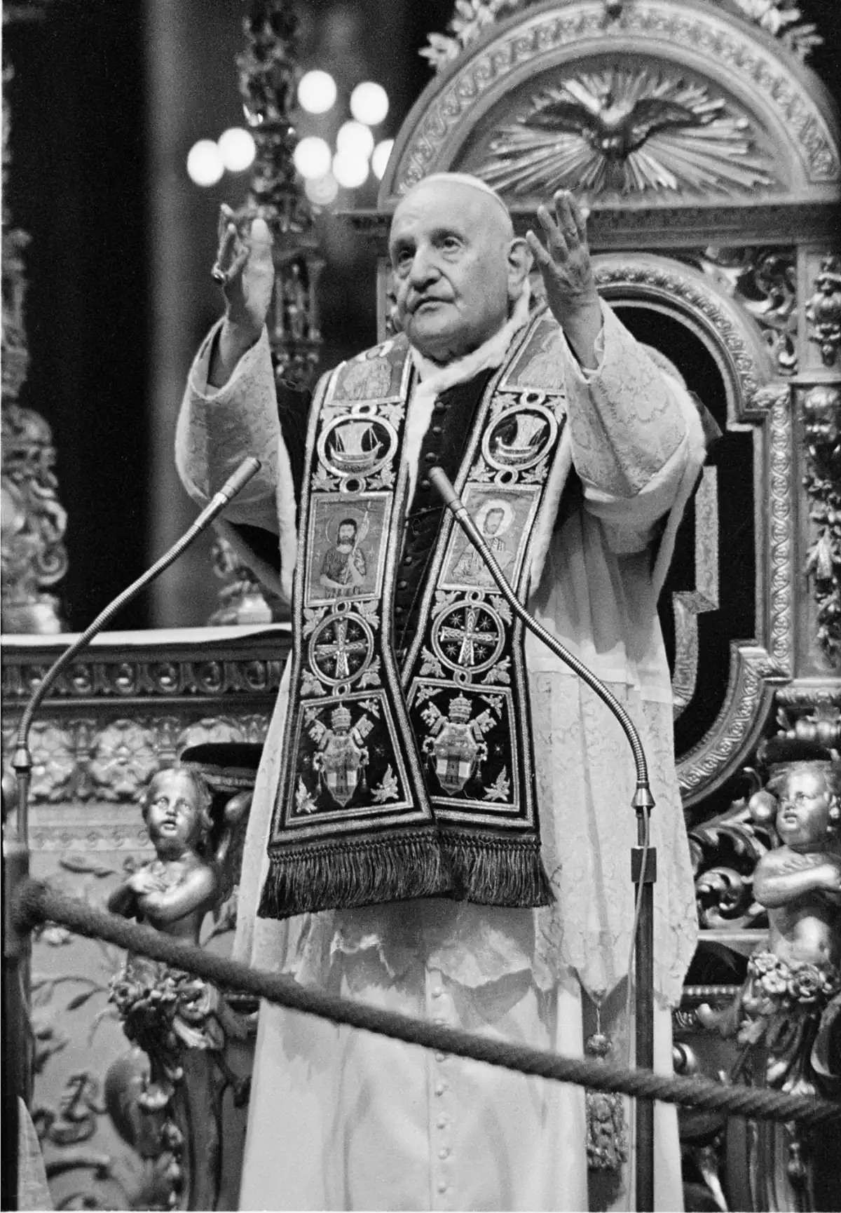 El papa Juan XXIII imparte su bendición durante la ceremonia de clausura de la primera fase del Concilio Ecuménico Vaticano II, el 8 de diciembre de 1962.