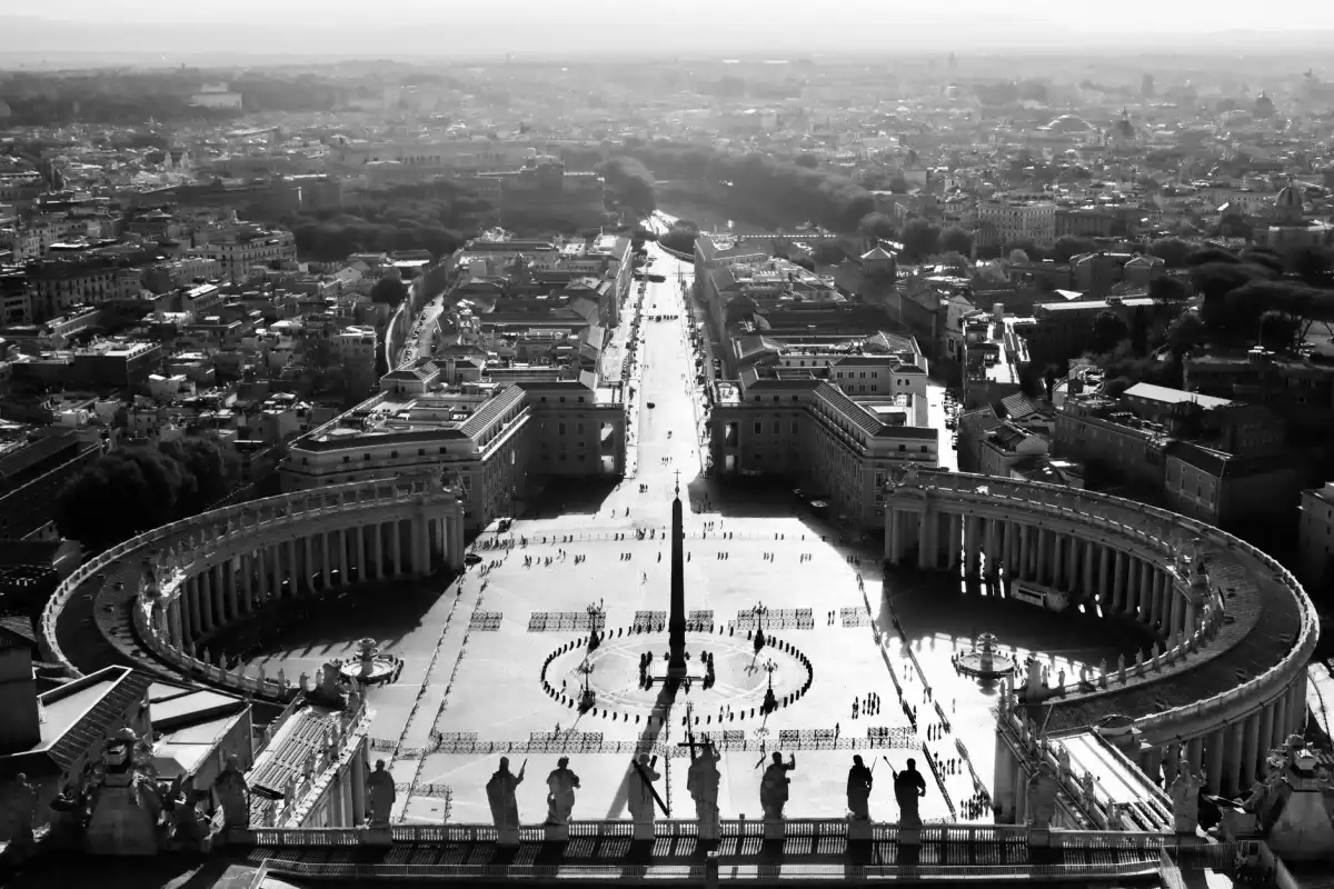 Los padres conciliares durante la procesión de apertura del Concilio Vaticano II en la basílica de San Pedro, el 11 de octubre de 1962