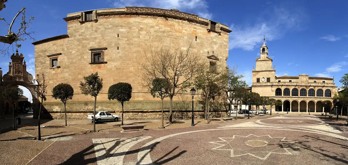 Arco Romano, Iglesia de Santiago Apóstol y Casa Consistorial en la Plaza Mayor de San Clemente.