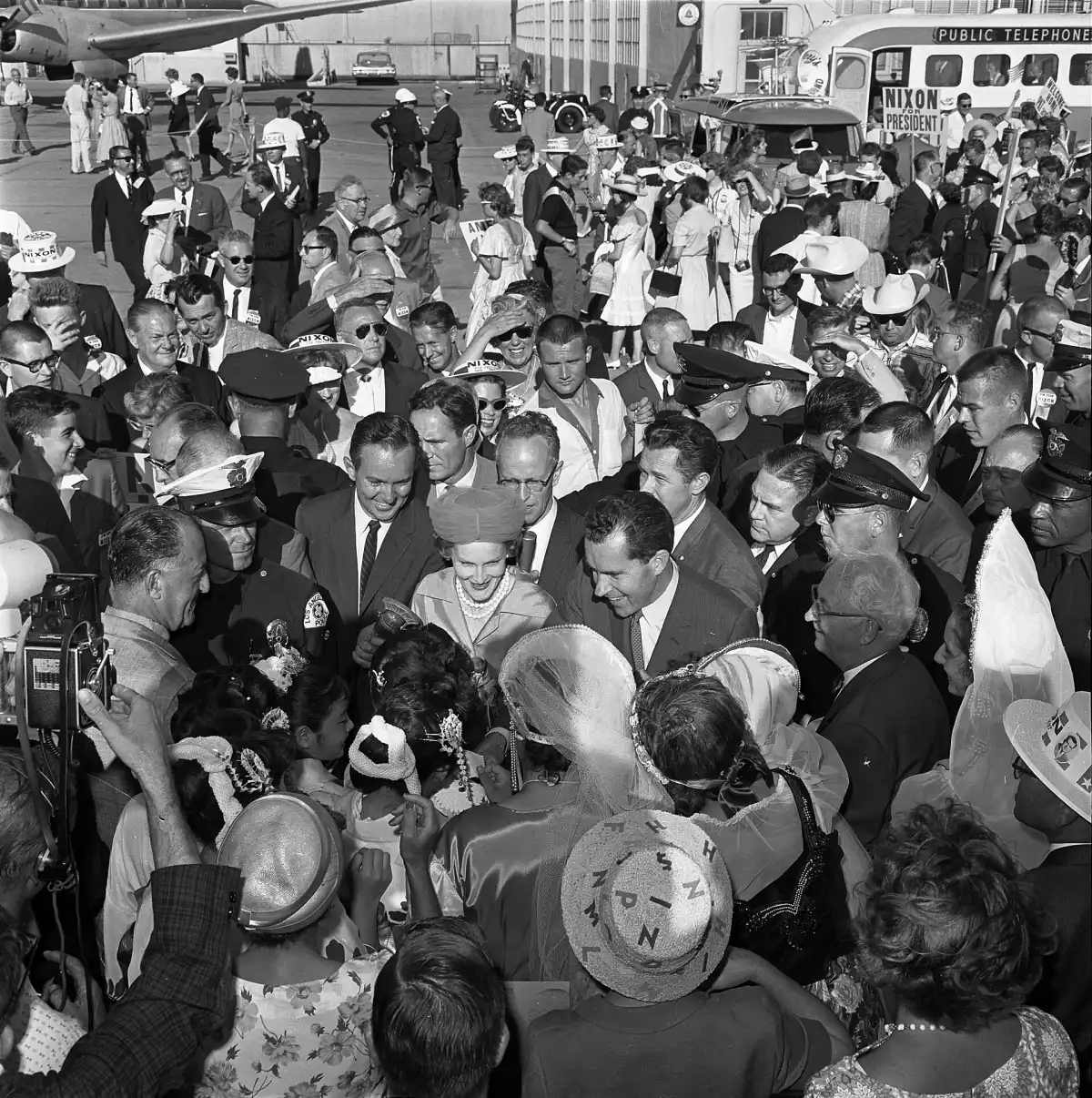 Richard y Pat Nixon entre una multitud, 1960