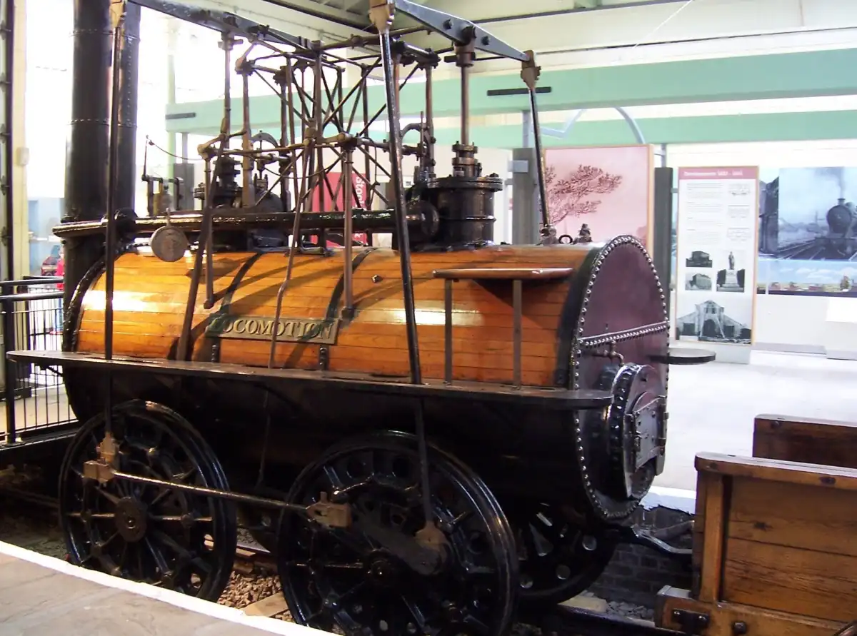 La locomotora de Stephenson inauguró el ferrocarril Stockton-Darlington el 27 de septiembre de 1825 tirando de vagones de carbón; se conserva en el Darlington Railway Centre and Museum.
