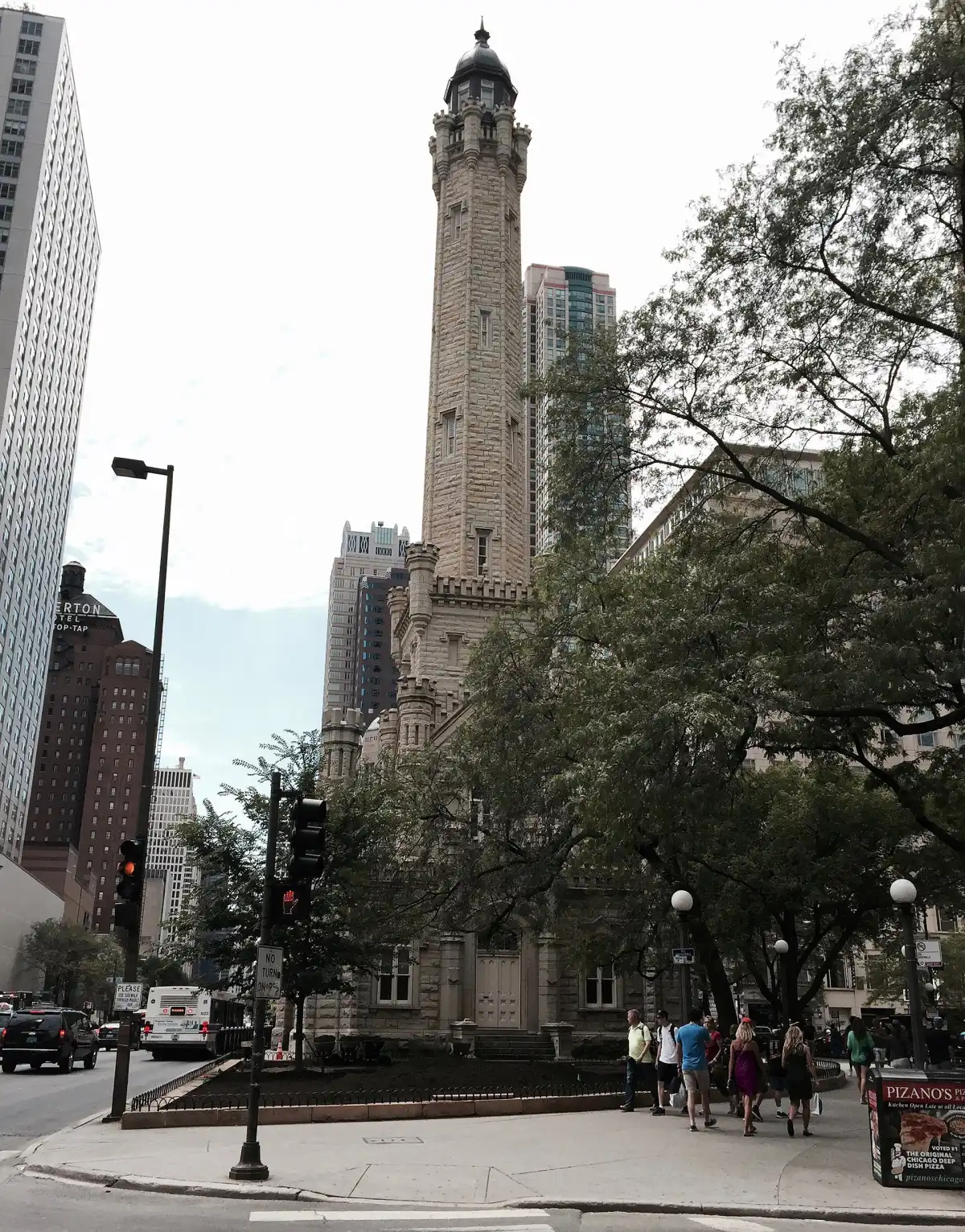 Torre de agua de estilo neogótico construida en 1869 por William W. Boyington para el Chicago Water Works; sobrevivió al Gran Incendio de Chicago de 1871.