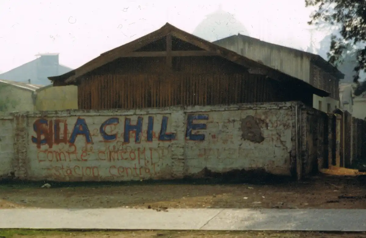 Grafitis rivales en un muro de las afueras de Santiago de Chile en junio de 1989, tras el plebiscito que sacó a Pinochet: el azul ("Sí por Chile") era pinochetista y el rojo "No", opositor.
