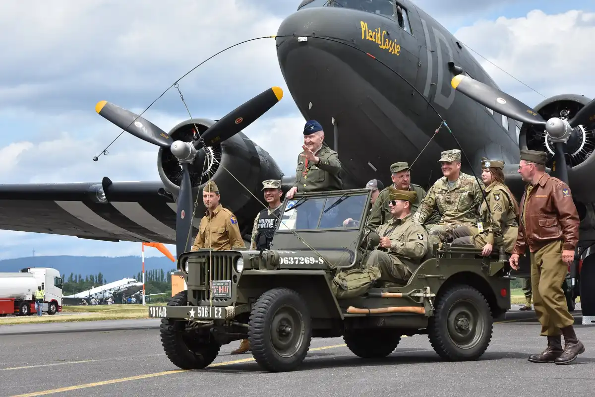 El coronel retirado Gail Halvorsen, el "Bombardero de los Dulces", llega en un C-47 Skytrain al evento del 70.º aniversario del Puente Aéreo de Berlín, el 10 de junio de 2019 en Clay Kaserne, Wiesbaden.