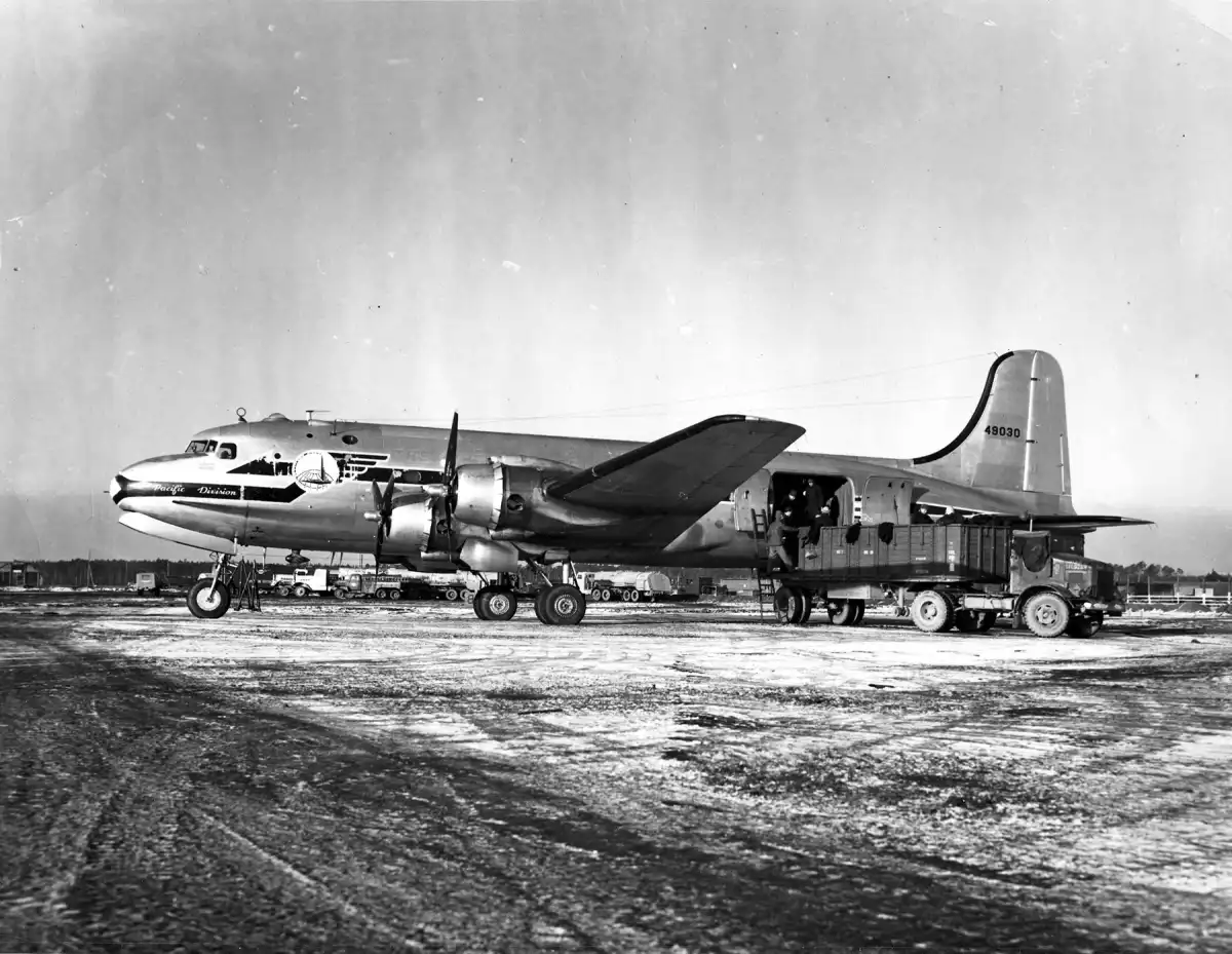 Douglas C-54E Skymaster de la Fuerza Aérea de EE. UU. usado en el Puente Aéreo de Berlín, expuesto hoy en el Museo del Mando de Movilidad Aérea en la Base Aérea de Dover, Delaware.