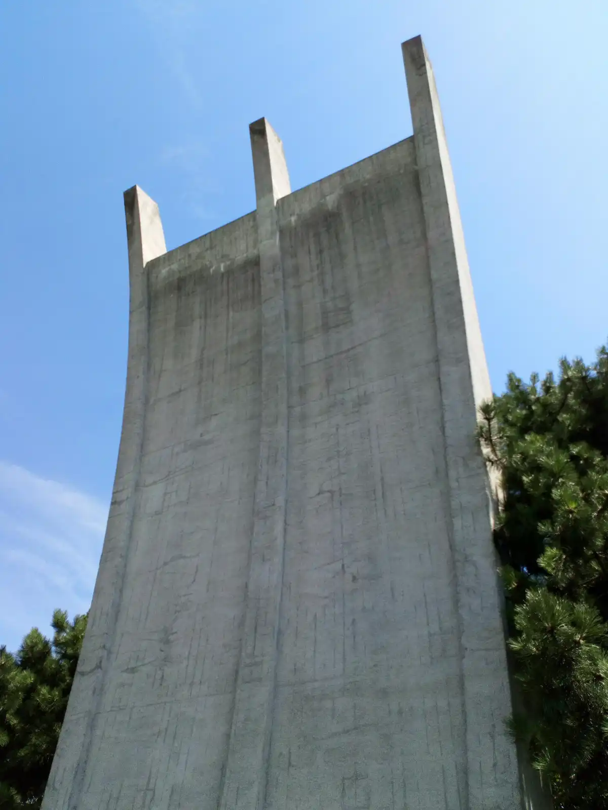 Gran memorial con un arco de puntas que representa los corredores aéreos usados por los pilotos en el Puente Aéreo de Berlín.