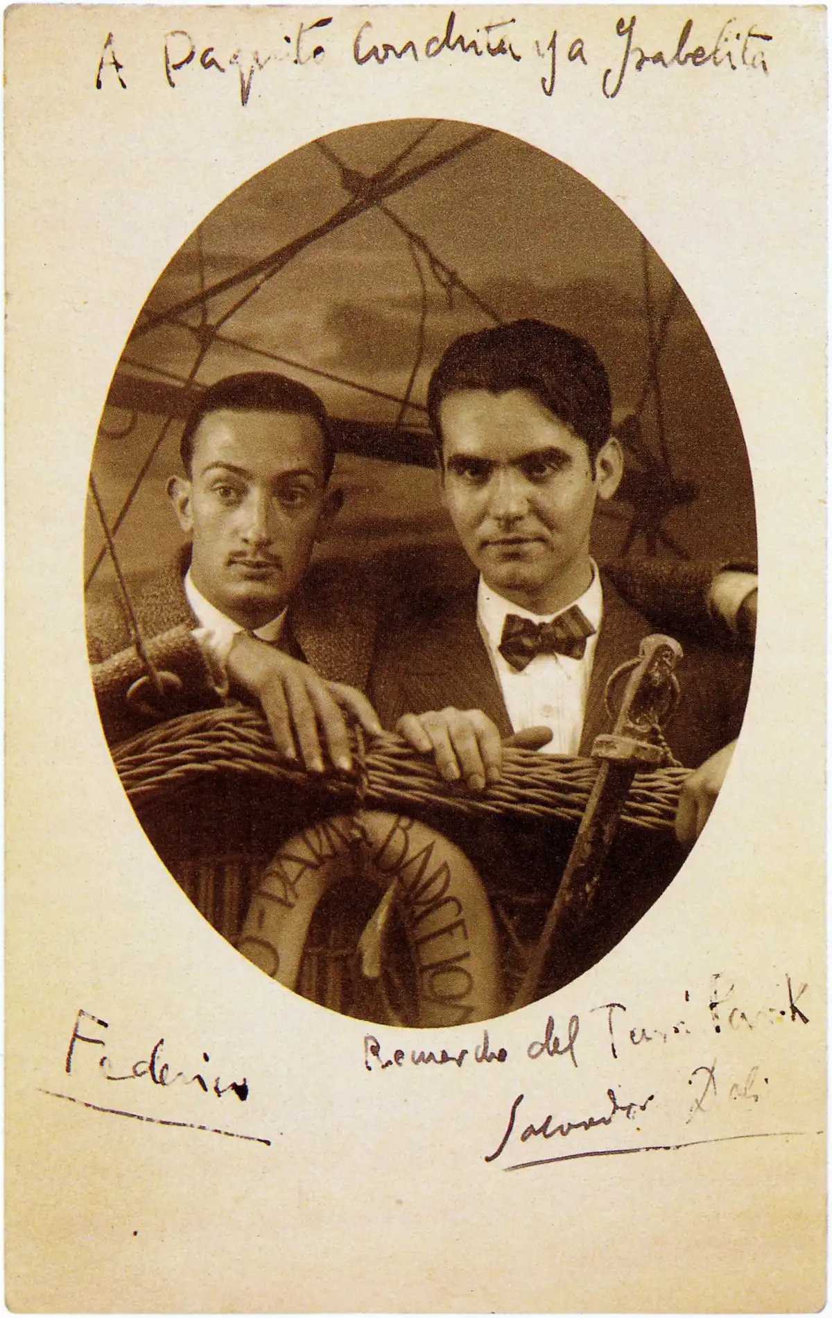 Postal fotográfica de Salvador Dalí y Federico García Lorca en Barcelona, 1925, dedicada y firmada por ambos