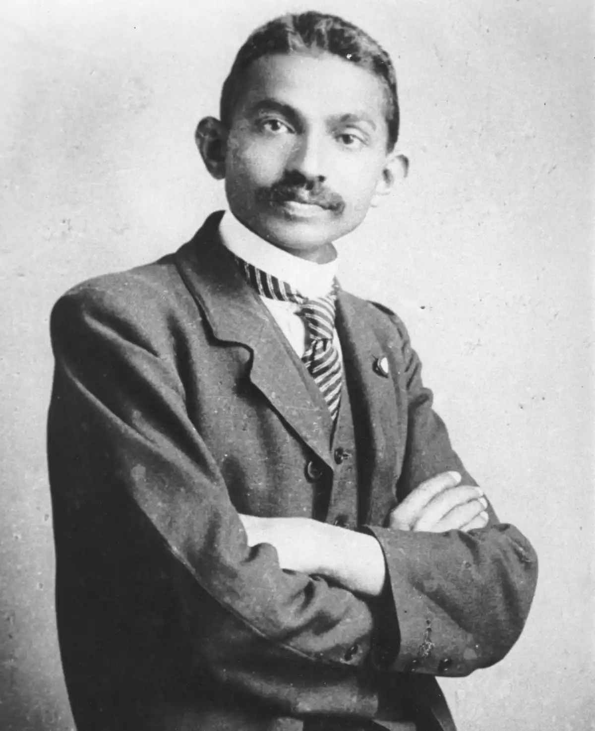 Gandhi retratado hacia 1906, en su etapa como abogado en Johannesburgo.