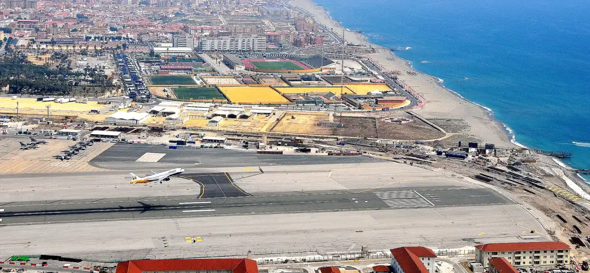 Gibraltar, en el sur de la península ibérica, es un territorio británico de ultramar. Su aeropuerto, antigua base de la RAF en la Segunda Guerra Mundial, ocupa todo el istmo y la carretera principal cruza su pista.