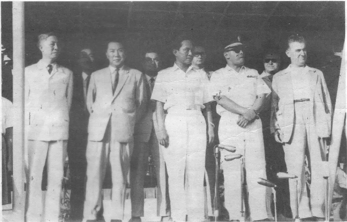 D.N. Aidit y delegados extranjeros en el 45.º aniversario del Partido Comunista de Indonesia.