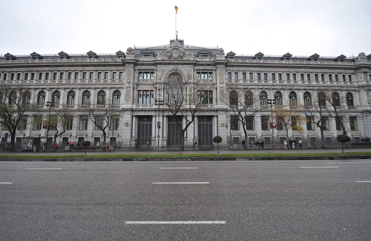 El Banco de España, banco central nacional español fundado en Madrid en 1782 por Carlos III, es miembro del Sistema Europeo de Bancos Centrales.