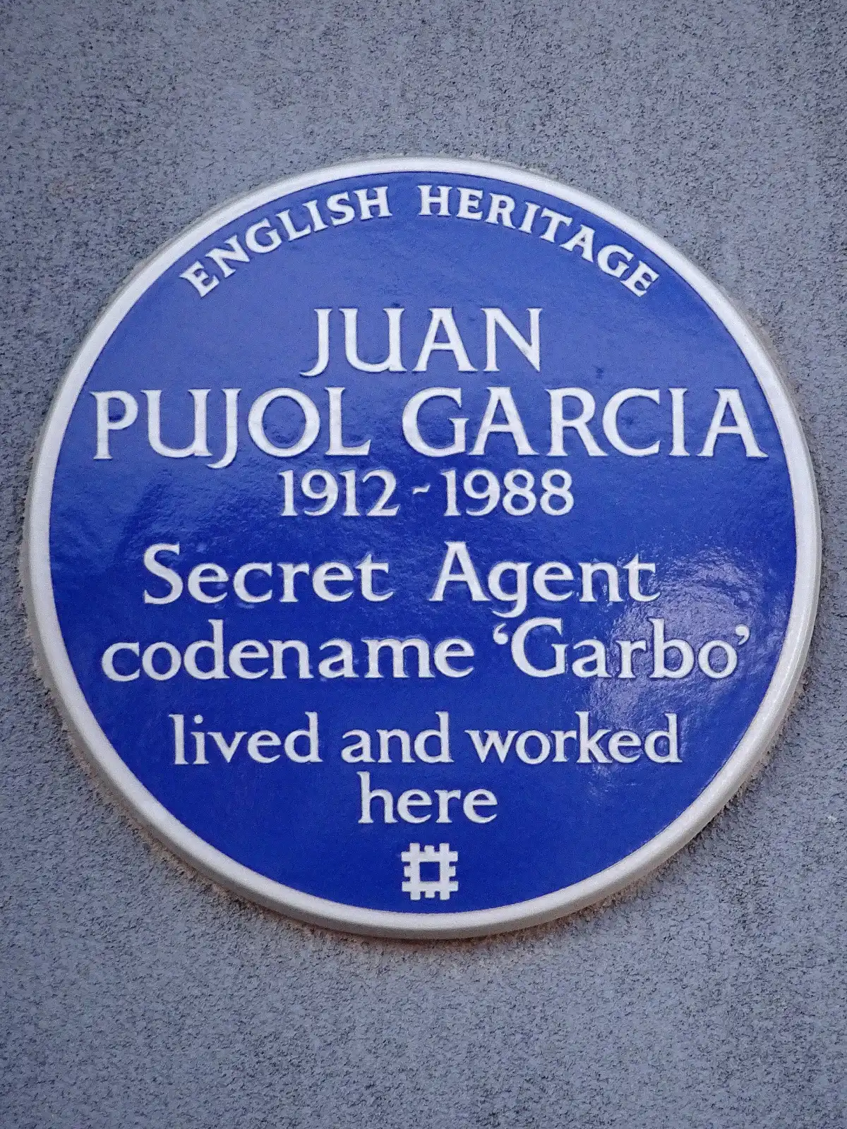 Placa azul colocada en 2020 por English Heritage en el 35 de Crespigny Road, Hendon, Londres.