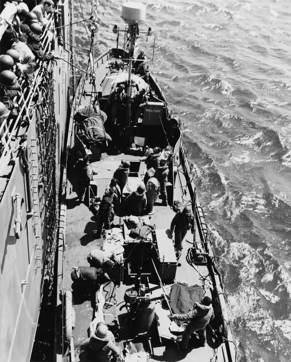 Traslado de heridos desde una lancha de rescate de la Guardia Costera de EE. UU. a un barco mayor para su evacuación de la zona de combate, junio de 1944.