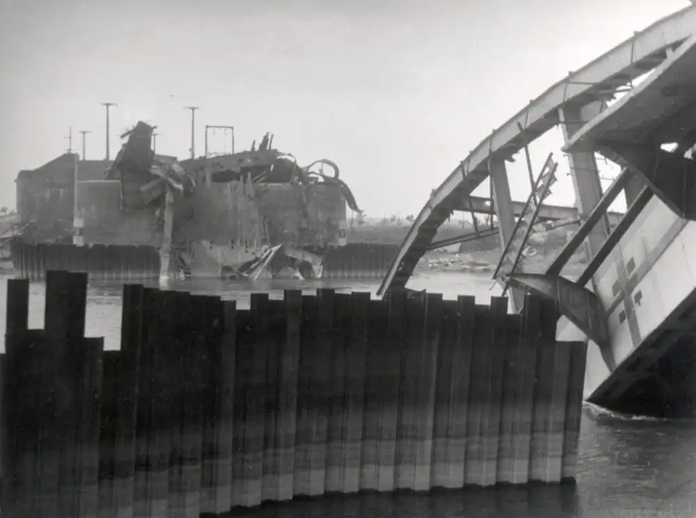 El puente de carretera de Arnhem, destruido, fotografiado tras los combates de septiembre de 1944