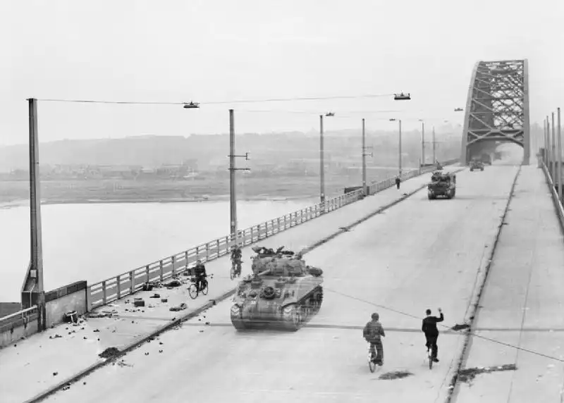 Operación Market Garden (batalla de Arnhem), 17-25 de septiembre de 1944: tanques aliados del XXX Cuerpo británico cruzan el puente de Nimega durante su captura.
