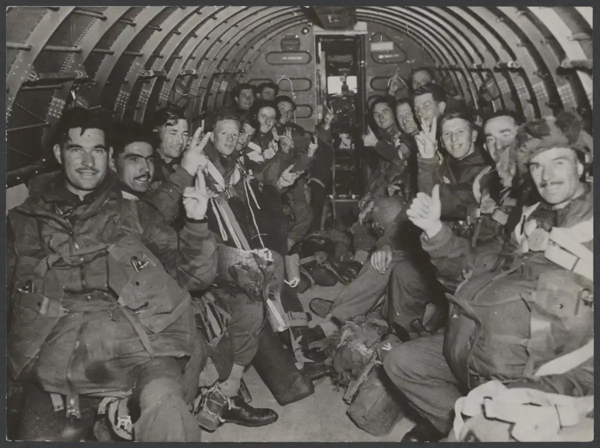 Paracaidistas británicos abordan un avión de transporte para aterrizar con el Primer Ejército Aerotransportado Aliado en la Holanda ocupada, septiembre de 1944.