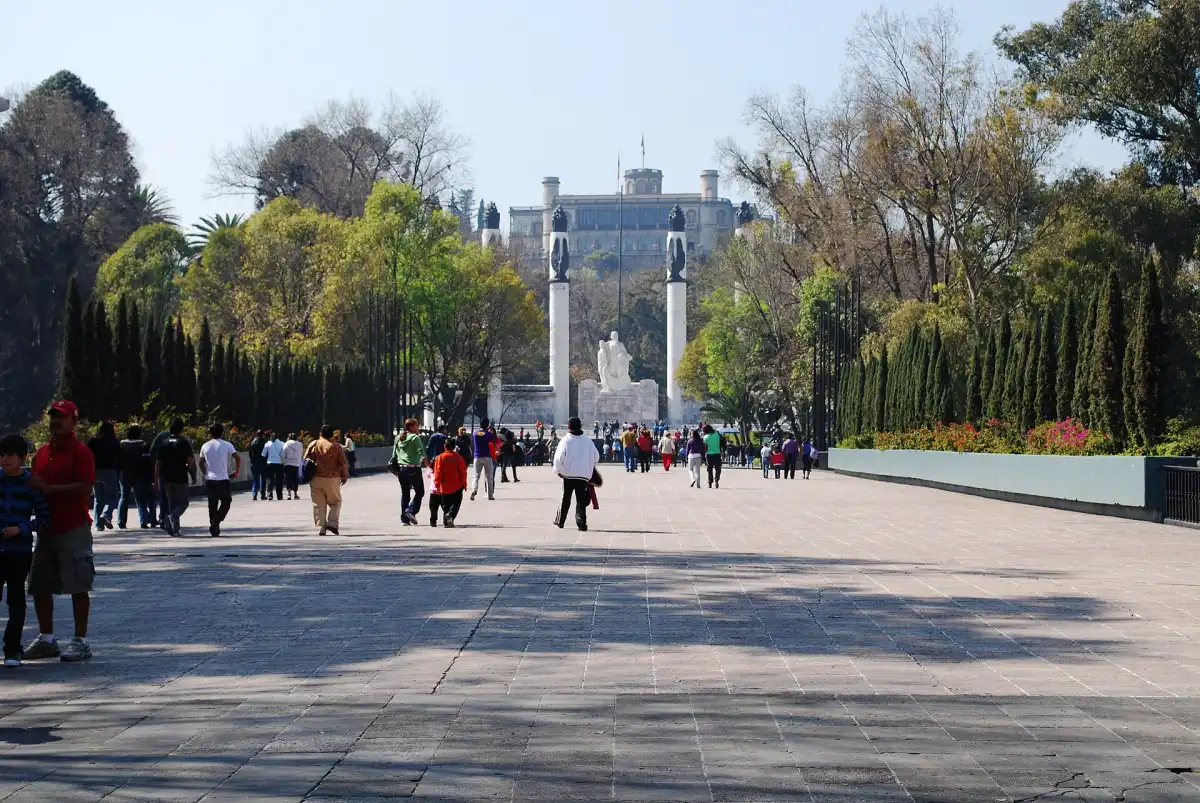 El Monumento a los Niños Héroes, en el Bosque de Chapultepec, honra a los seis cadetes caídos en 1847