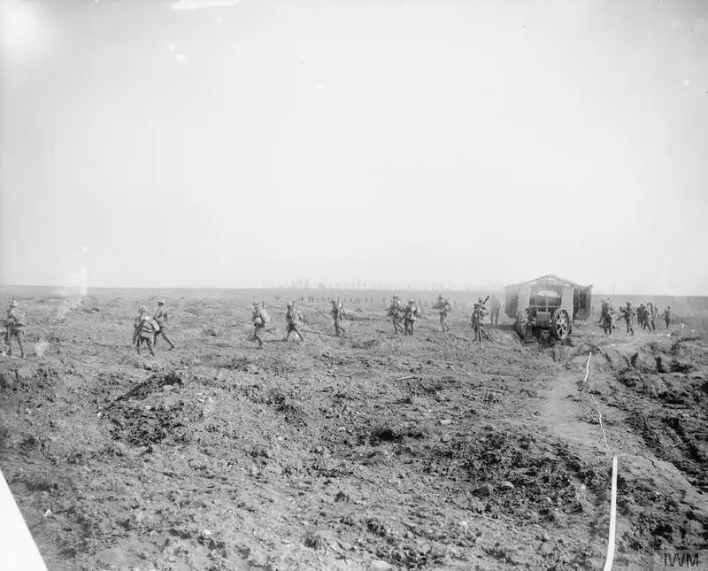 Un tanque británico Mark I avanza sobre el terreno del Somme, en septiembre de 1916.