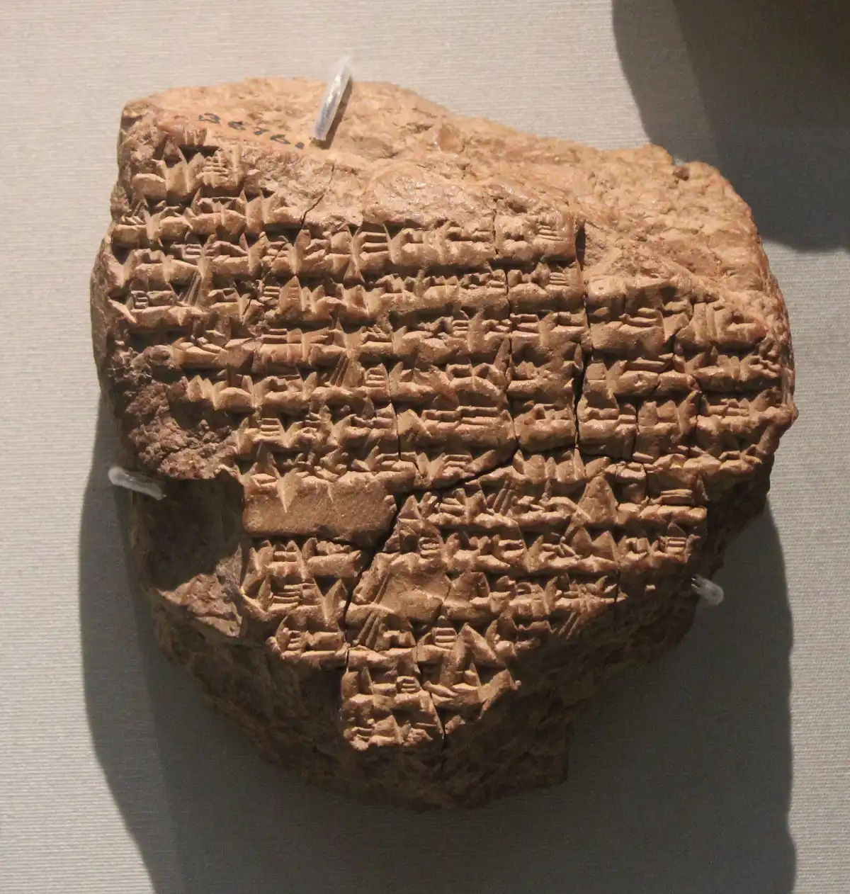 Tablilla cuneiforme de arcilla, diario astronómico que menciona la derrota de Darío III por Alejandro en Gaugamela (1 de octubre de 331 a. C.) y su entrada triunfal en Babilonia. Babilonia, 331-330 a. C.