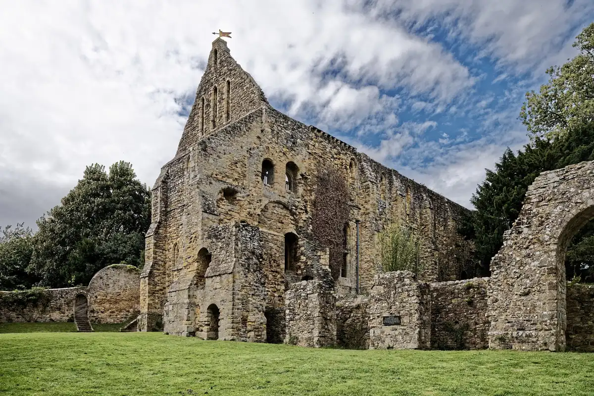 Ruinas de Battle Abbey: dormitorio, letrinas y otras dependencias, en Battle.