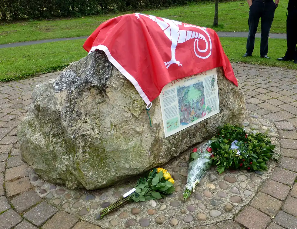 Piedra y placa conmemorativas de la batalla de Stamford Bridge (septiembre de 1066), en Stamford Bridge, East Riding of Yorkshire, Inglaterra, con vistas al lugar de la batalla.