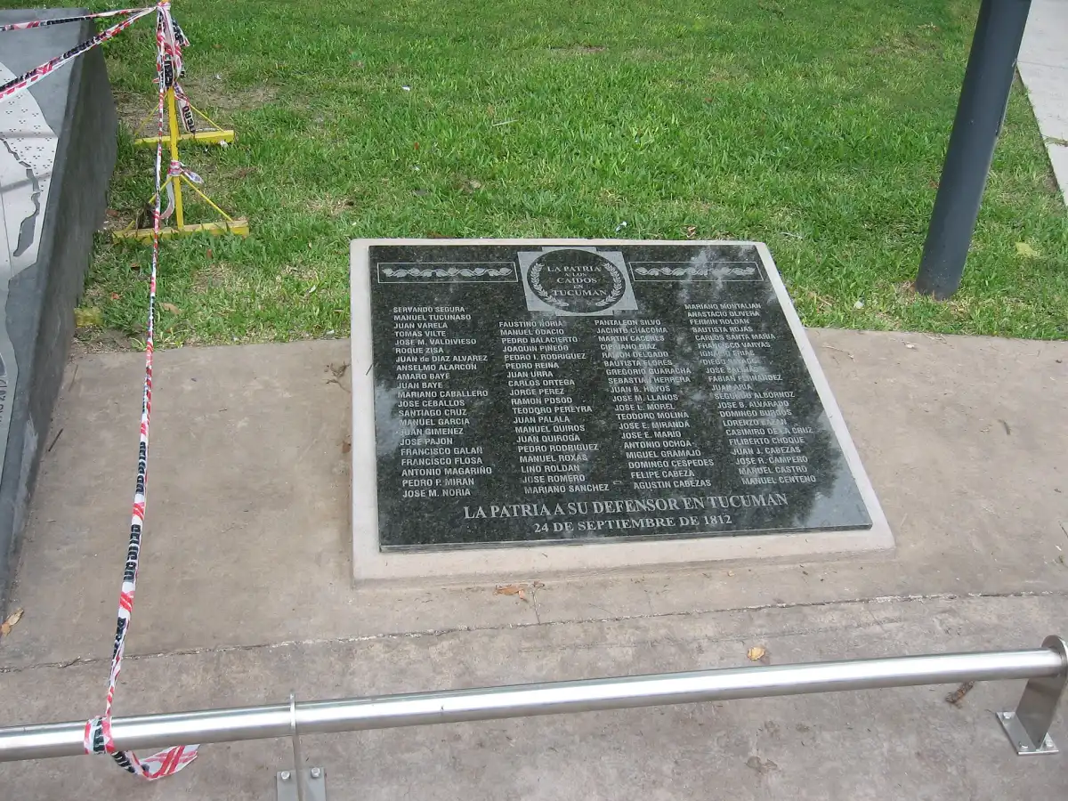 Placa recordatoria de los caídos en la batalla de Tucumán, en la Plaza Belgrano, San Miguel de Tucumán