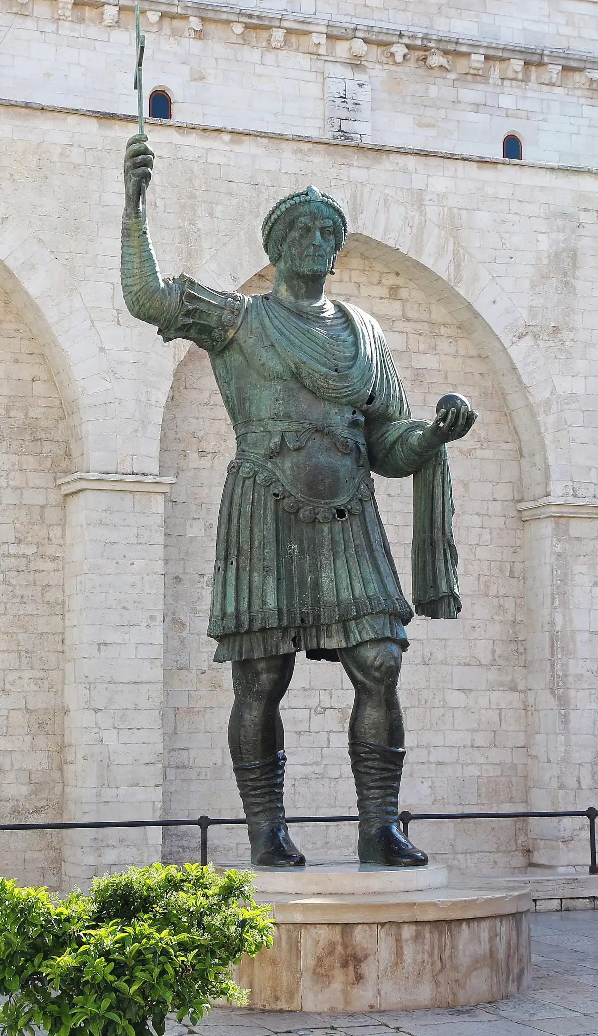 El Coloso de Barletta, estatua de bronce del siglo IV o V identificada tradicionalmente con Teodosio I, hoy en la ciudad italiana de Barletta.