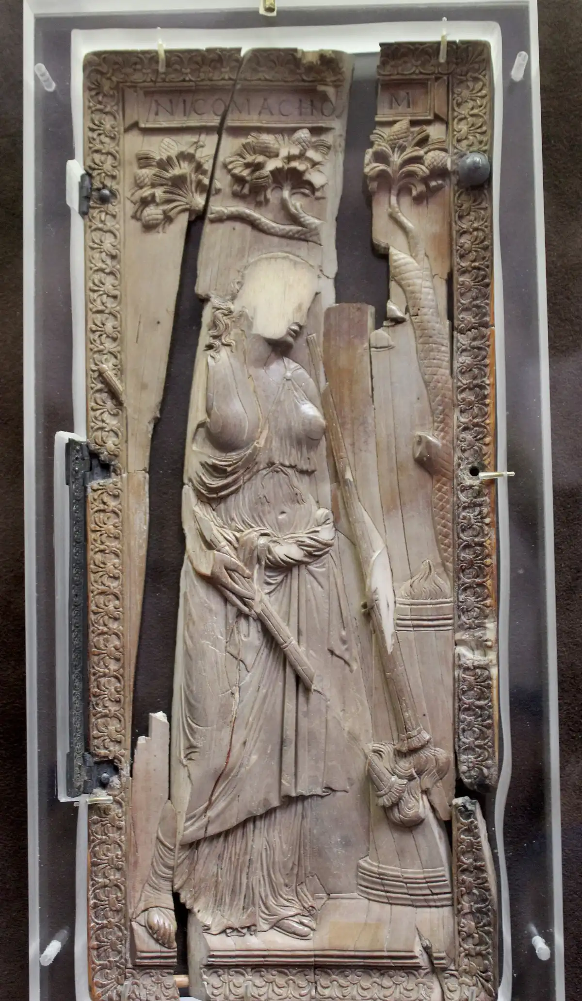 El díptico de los Symmachi y los Nicómacos, panel de marfil del siglo IV vinculado a estas familias aristocráticas romanas de tradición pagana.