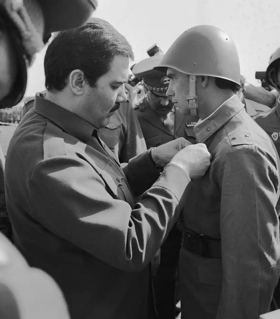 Najibullah, secretario general del PDPA, condecorando a un militar soviético.