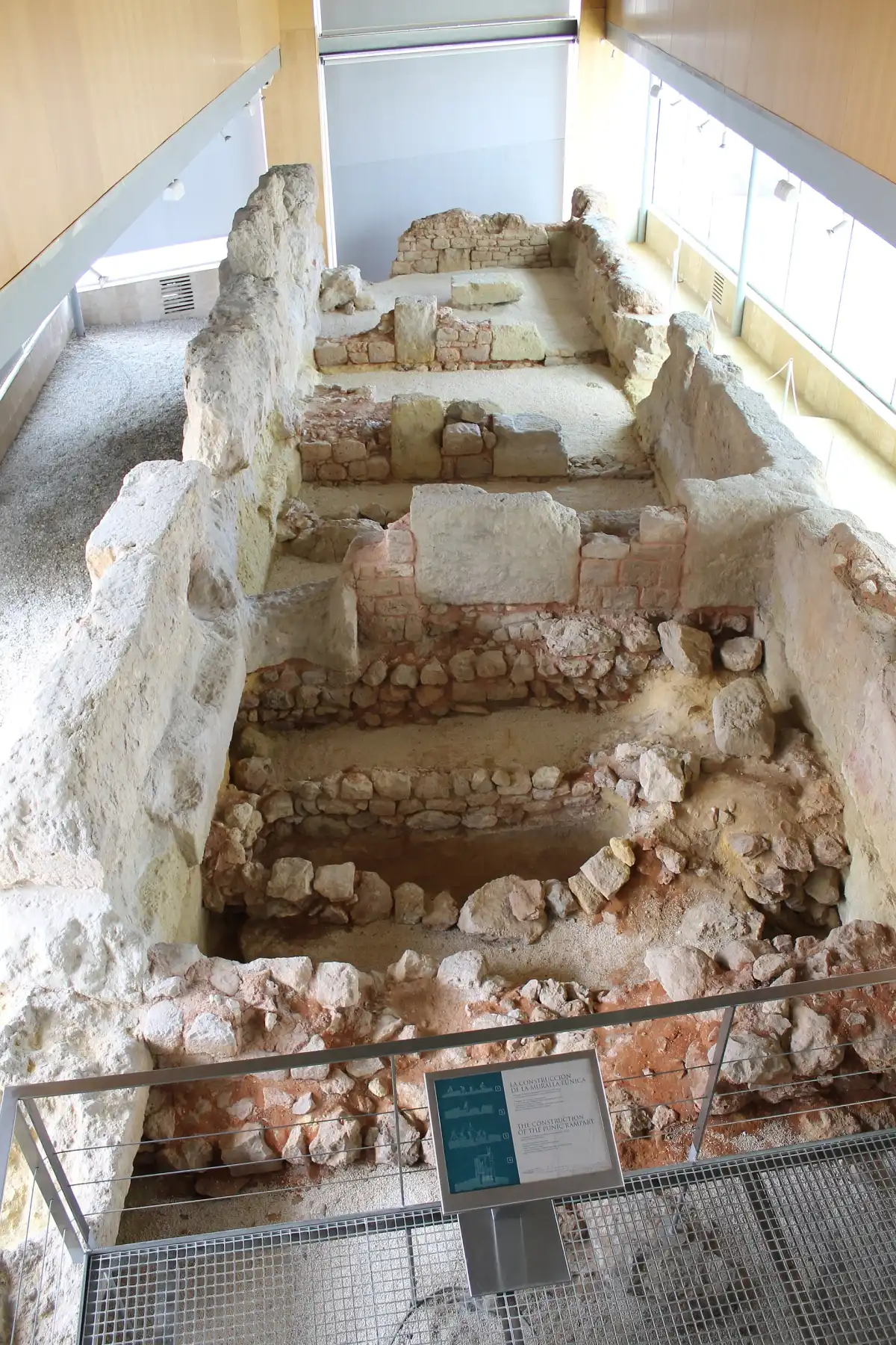 Vista superior de los restos arqueológicos de la muralla púnica de Cartagena, España.