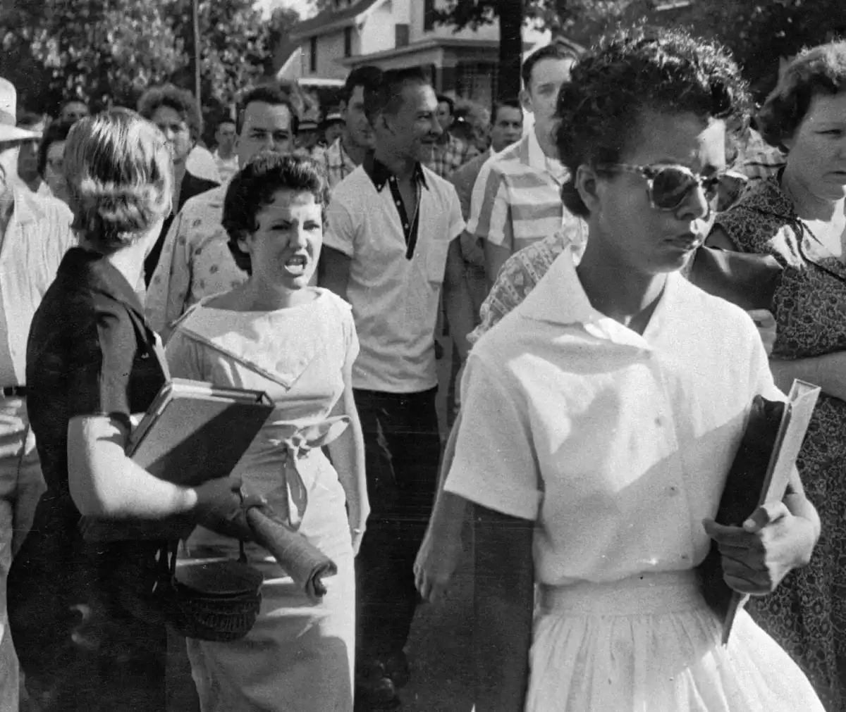 La estudiante negra Elizabeth Eckford es abucheada por la estudiante blanca Hazel Bryan al intentar entrar en el instituto Central de Little Rock.